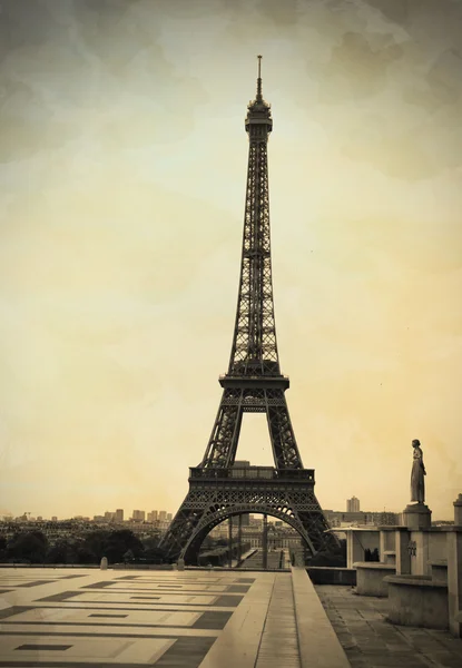 Красивая Эйфелева башня в Париже тонированные в стиле ретро — стоковое фото