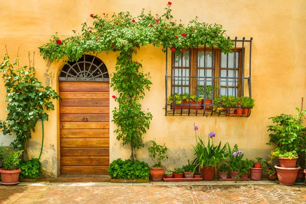 Красивая веранда, украшенная цветами в Италии — стоковое фото