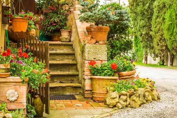 Красивые декорированные вход в дом в сельской местности, итал — стоковое фото