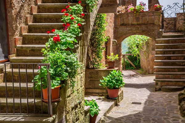 Старый город с цветами веранды в Тоскане — стоковое фото