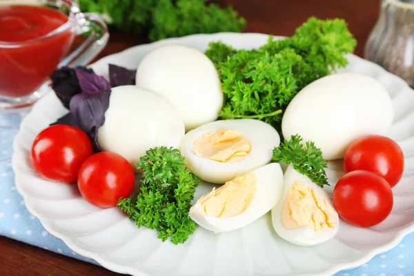 Вареные яйца на тарелке — стоковое фото
