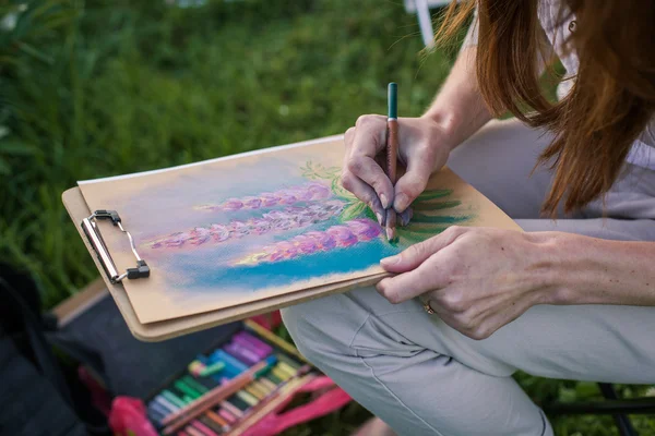 Девушка рисует цветы пастелью — стоковое фото