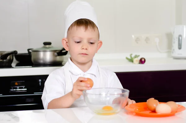 Молодой мальчик, зарабатывая быть шеф-поваром — стоковое фото