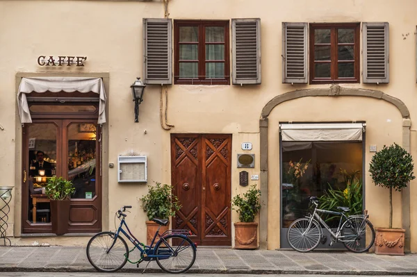 Велосипедов рядом с кафе шопе, Тоскана, Италия — стоковое фото
