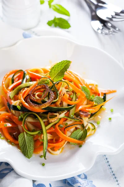 Салат из цуккини и моркови — стоковое фото