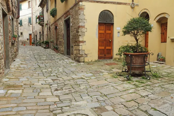 Узкая улица итальянский и небольшое патио — стоковое фото
