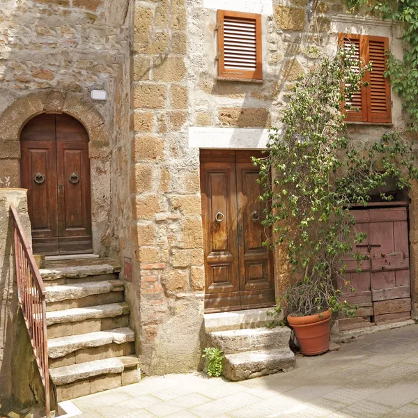 Итальянский дворик в тосканской деревне — стоковое фото