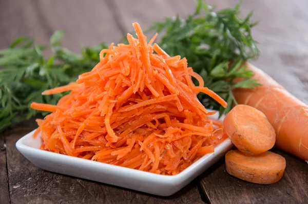Тарелка мелкая с салат из моркови — стоковое фото