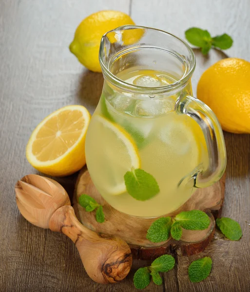 Свежий лимонад с мятой — стоковое фото