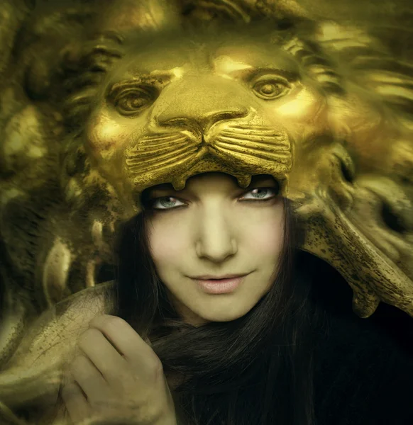 Красивая молодая женщина с маской Льва — стоковое фото