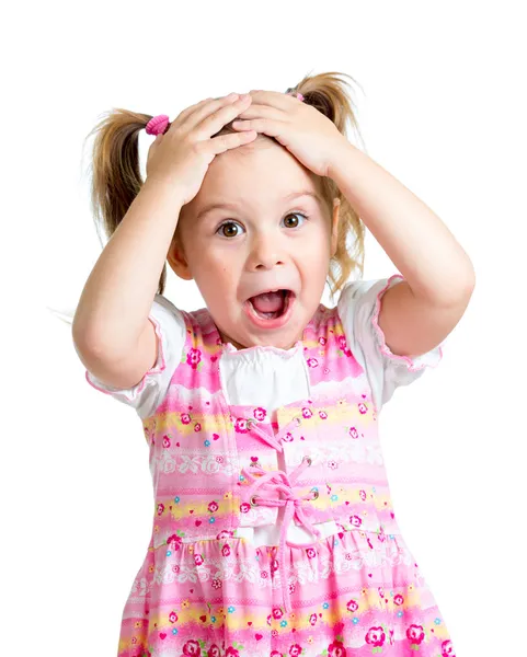Маленький ребенок девочка удивлен с руки на ее голову изолированные на whi — стоковое фото