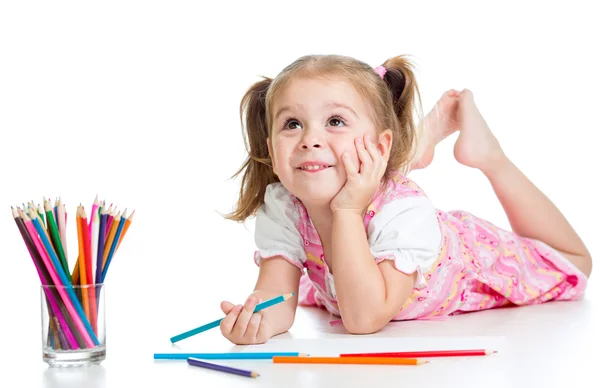 Мечтательный ребенка девушка с карандашами — стоковое фото