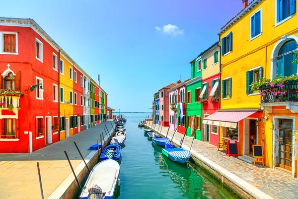 Достопримечательность Венеции, канал Остров Бурано, красочные дома и лодки — стоковое фото