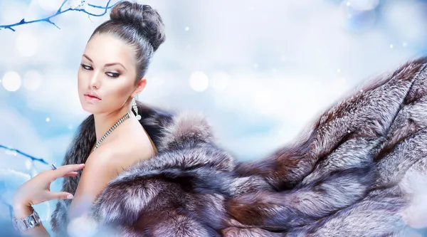 Зимняя женщина в роскошной шубе — стоковое фото