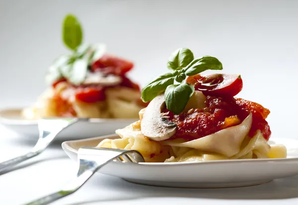 Итальянская паста с томатным соусом и грибами — стоковое фото