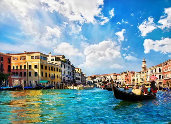 Гранд-канал Венеция с гондол и мост Риальто, Италия — стоковое фото