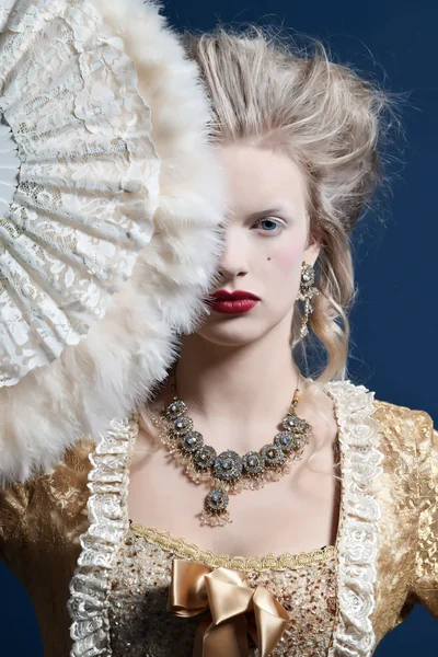 Ретро мода барокко женщины носили золотые платья. проведение вентилятор. s — стоковое фото