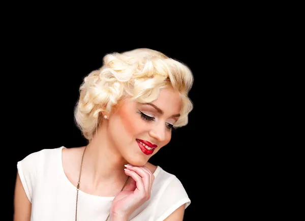 Довольно блондинка модель как Мэрилин Монро в белом платье с красными губами — стоковое фото
