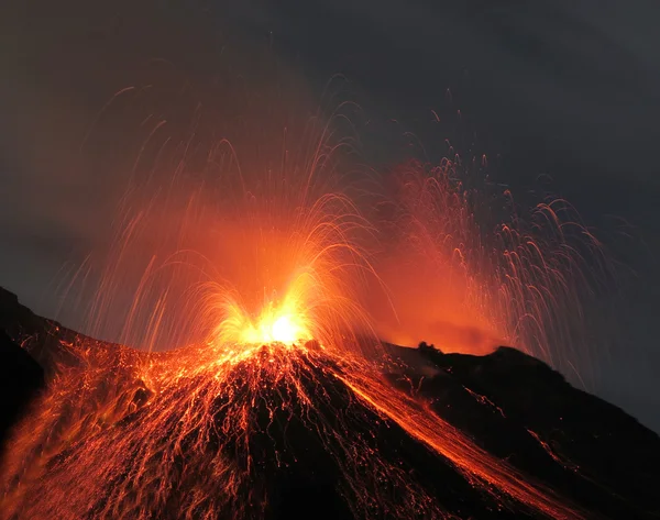 Стромболианская извержение вулкана — стоковое фото