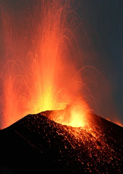 Извержение вулкана Стромболи извержения ночь — стоковое фото