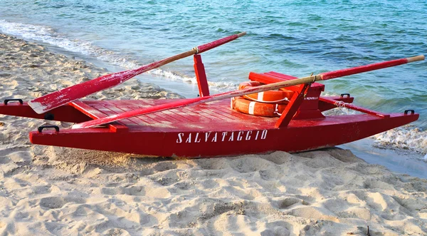 Красная спасательная лодка на пляже — стоковое фото