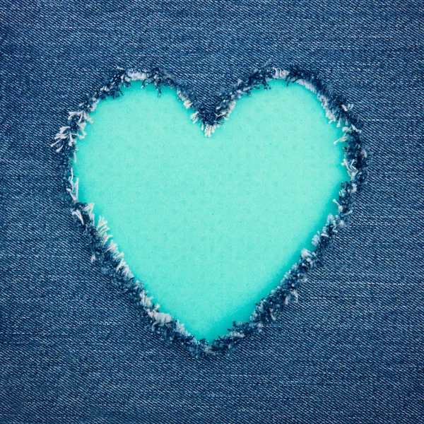 Бирюзовый старинных сердце на синяя джинсовая ткань — стоковое фото