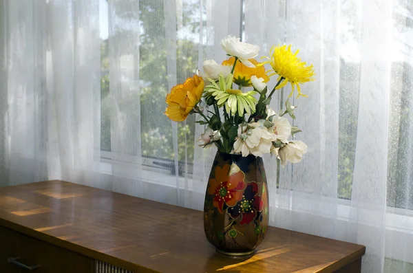 Желтые и белые цветы в вазе — стоковое фото