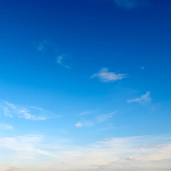 Облака в синем небе — стоковое фото