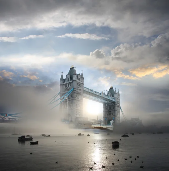 Тауэрский мост с туман, Лондон, Великобритания — стоковое фото