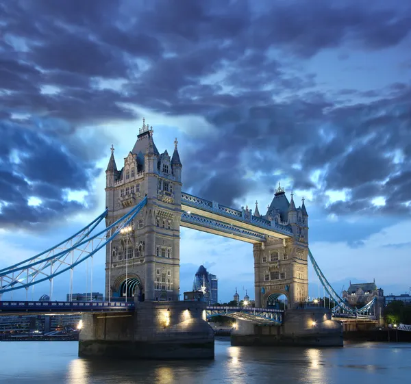 Знаменитый Тауэрский мост в вечер, Лондон, Англия — стоковое фото