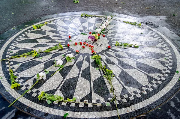 Джон Леннон Мемориал в Центральный парк, Нью-Йорк — стоковое фото