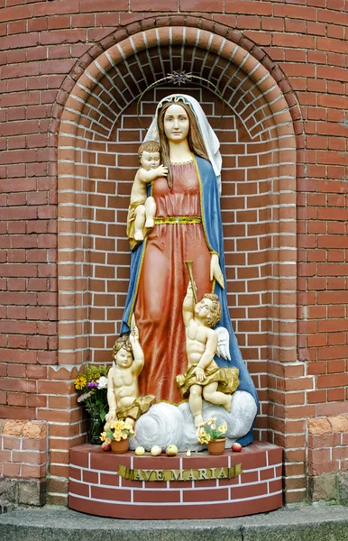 Статуя ave maria возле Церковь Святых Симеона и Елены в г. Минск, Беларусь — стоковое фото