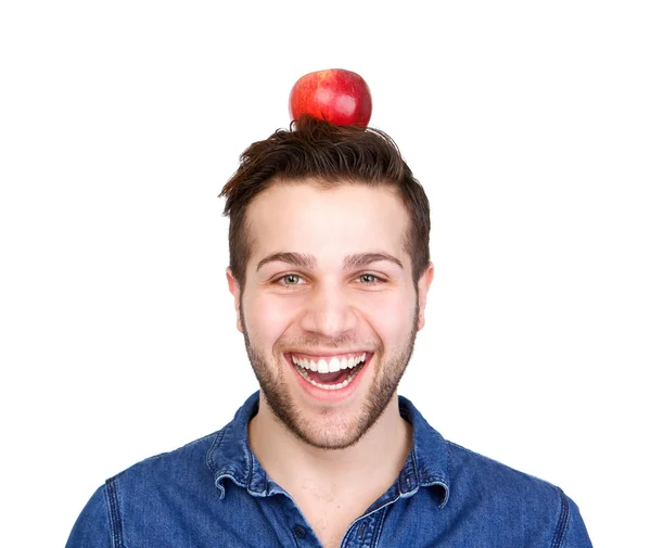 Улыбающийся человек балансировки яблоко на голове — стоковое фото
