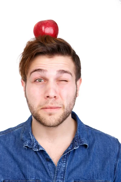 Балансировка красное яблоко на голове — стоковое фото