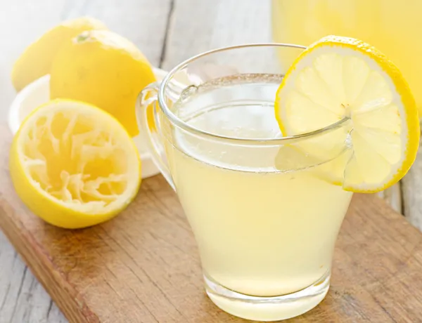 Стакан свежего Вкусный домашний лимонад — стоковое фото