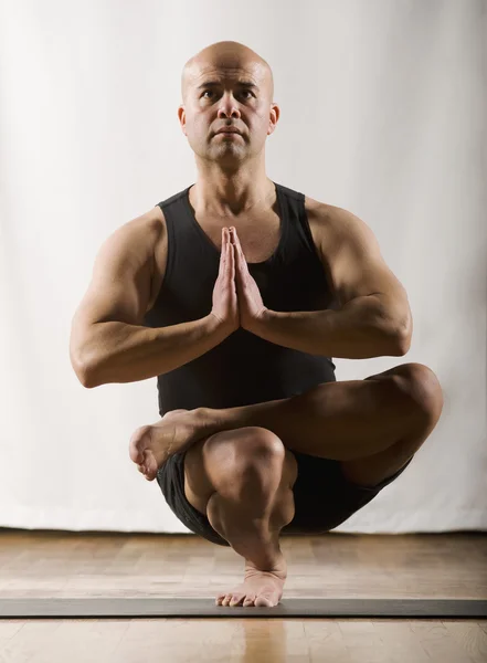Испаноязычное человек практикующих йогу — стоковое фото