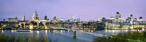 Лондонский Сити в сумерках — стоковое фото