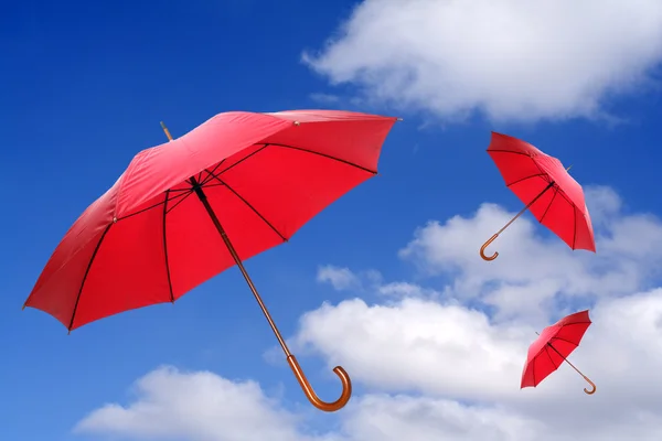 Три красные зонтики летающие — стоковое фото