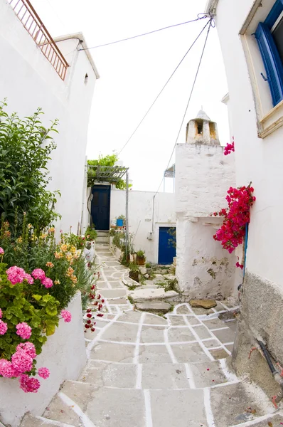 Уличная сцена греческий остров и классическая архитектура — стоковое фото