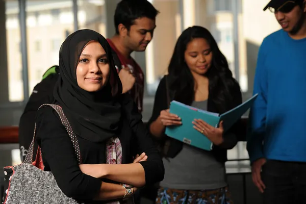 Молодые арабские студент Холдинг книги в кампусе колледжа — стоковое фото