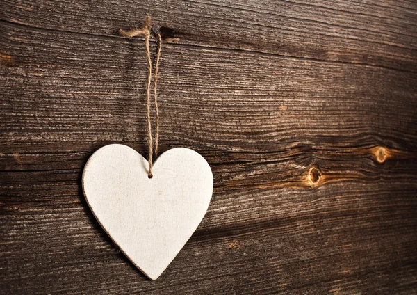 Любовь сердце висит на деревянные текстуры фона, день Святого Валентина карты концепции — стоковое фото