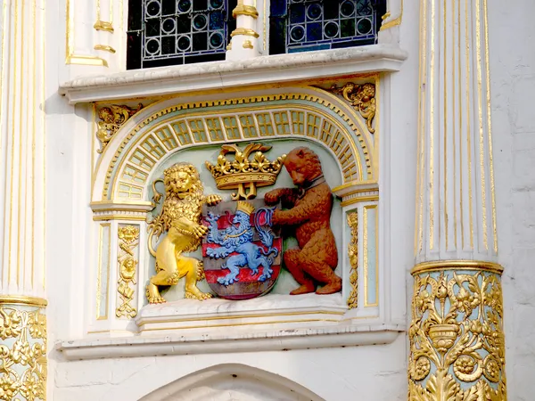 Герб Золотой Лев и бурый медведь Брюгге Бельгия — стоковое фото