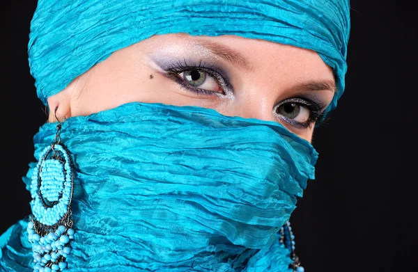 Мусульманская девушка с голубыми глазами — стоковое фото