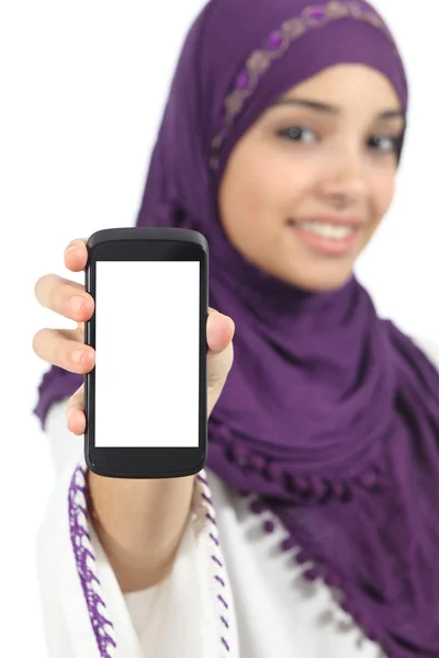 Арабская женщина, отображение пустых смарт-телефона экран приложения — стоковое фото