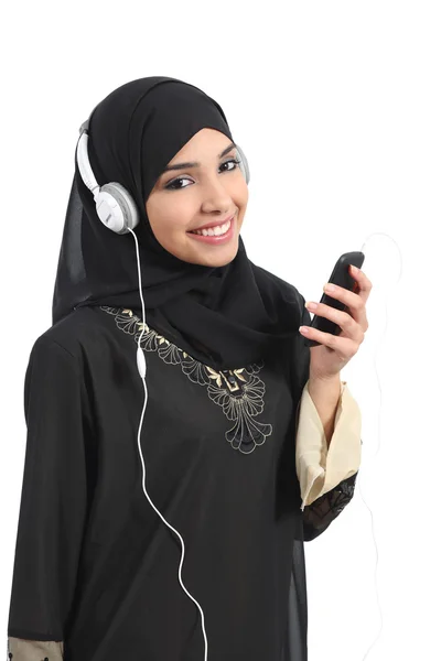 Саудовская Арабская женщина, слушая музыку из смарт-телефона — стоковое фото