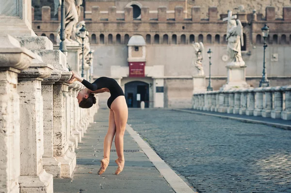 Молодая красивая балерина танцует на Кастель Сантанжело мост в Риме, Италия — стоковое фото