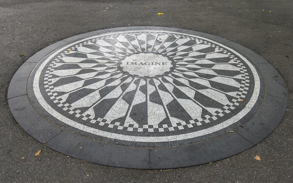 Представьте себе знак в Нью-Йорке Центральный парк, Мемориал Джон Ленон — стоковое фото