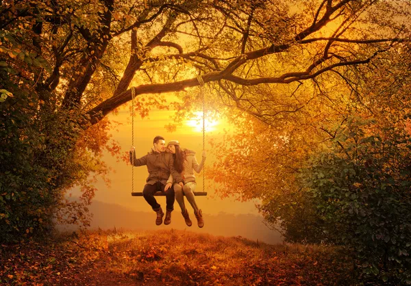 Романтическая пара качаться в Осенний парк — стоковое фото
