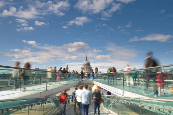 Собор Святого Павла в Лондоне тысячелетия пешеходный мост, Лондон, Великобритания — стоковое фото