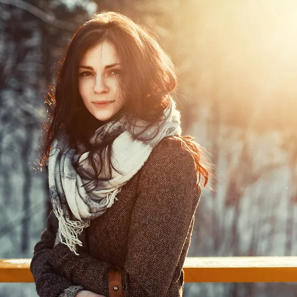 Красивая девушка зимой на улице — стоковое фото